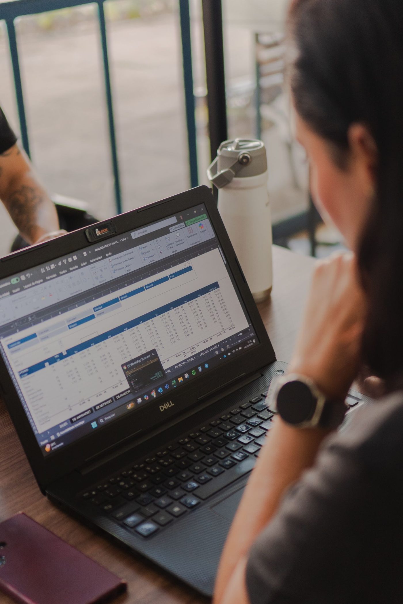 Analista monitorando os números da operação no laptop